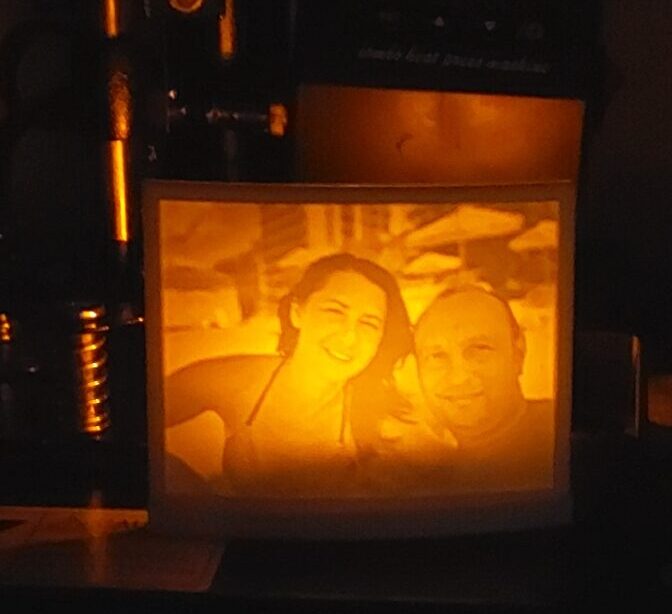 Lampa de veghe, printata in tehnologie 3D (Lithophane - printare in relief) si personalizata cu fotografia preferata